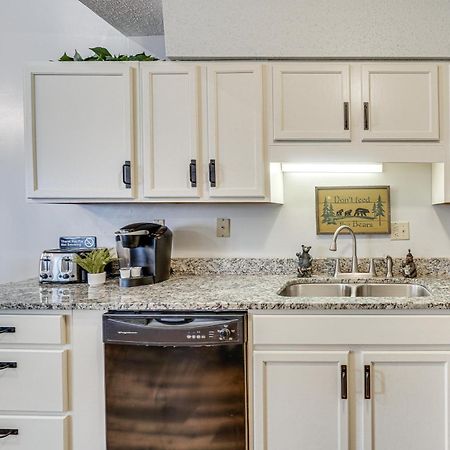 Downtown Gatlinburg Condo With Mountain-View Balcony ภายนอก รูปภาพ