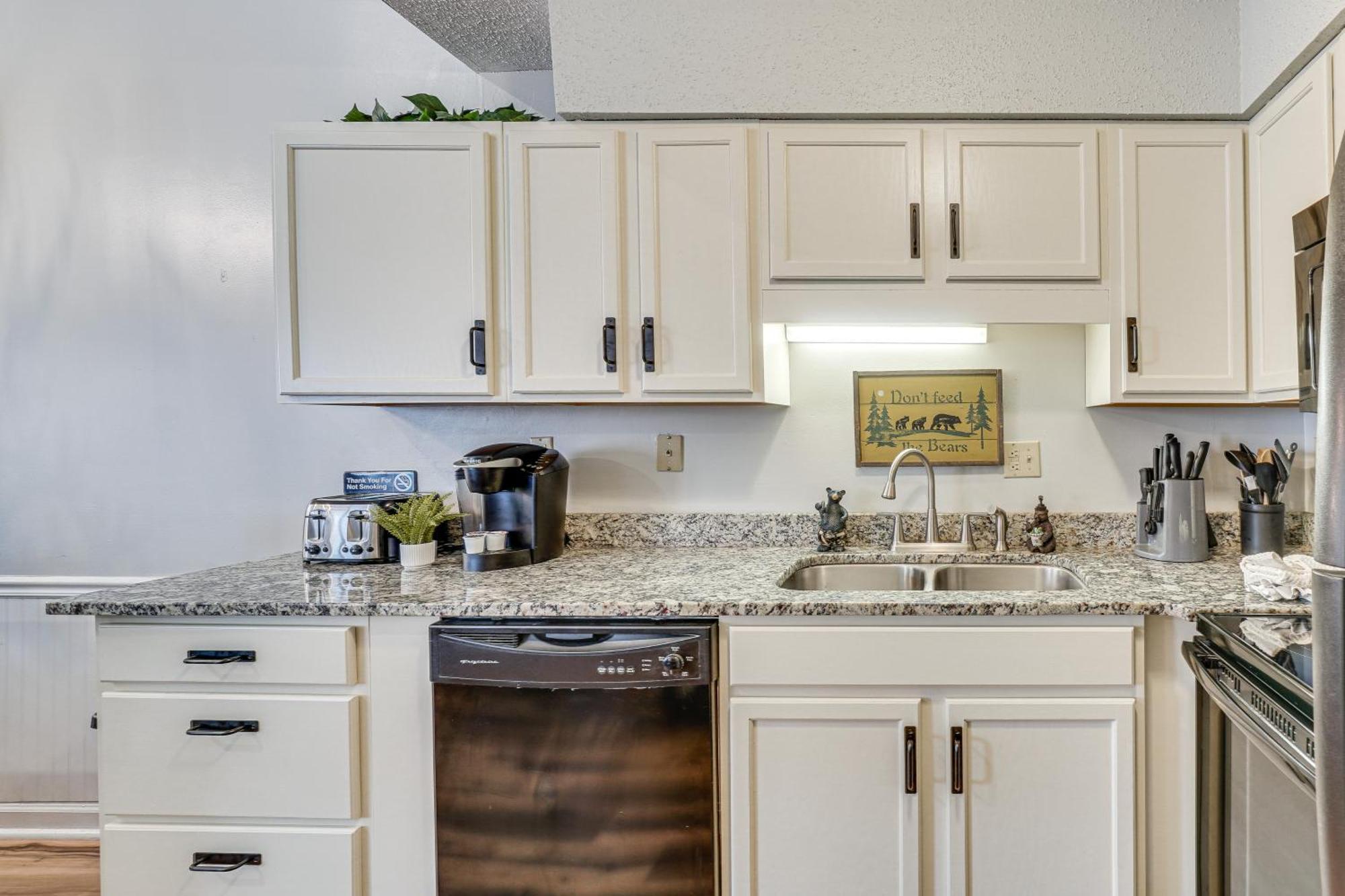 Downtown Gatlinburg Condo With Mountain-View Balcony ภายนอก รูปภาพ