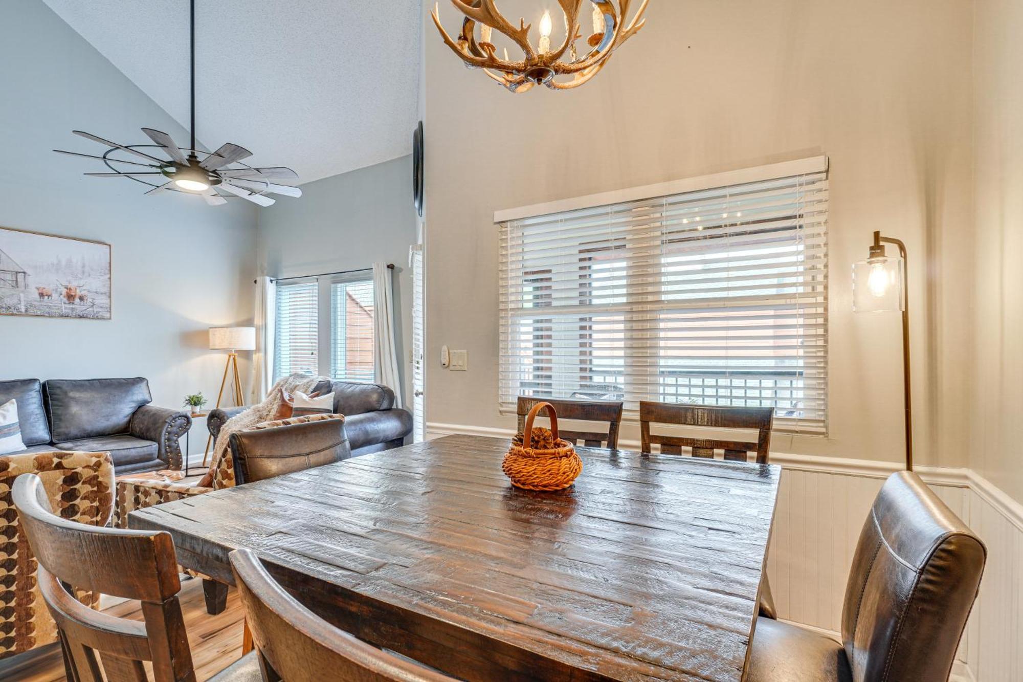 Downtown Gatlinburg Condo With Mountain-View Balcony ภายนอก รูปภาพ