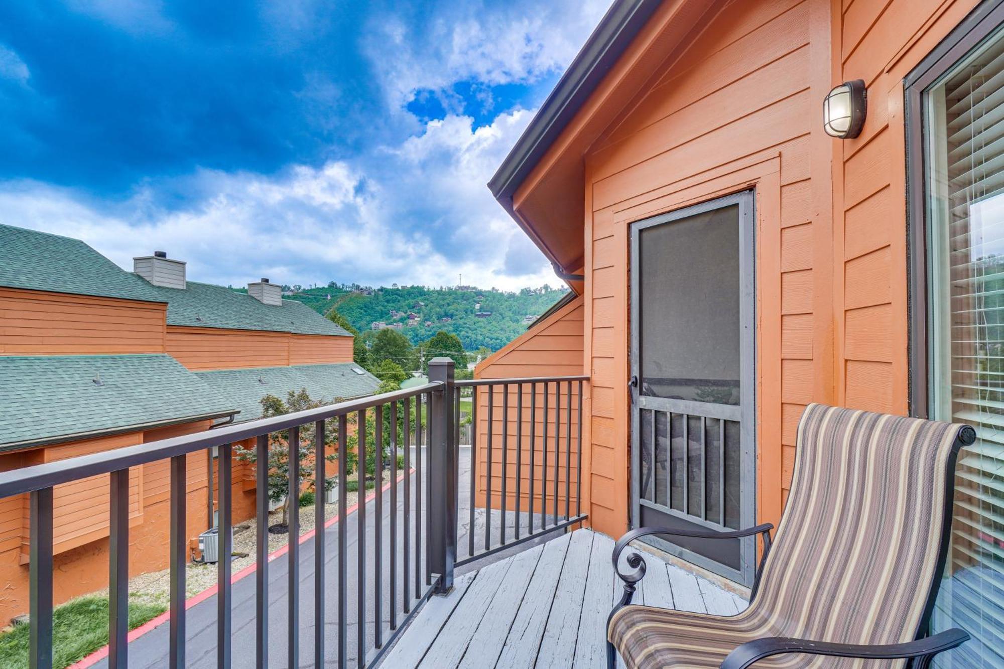 Downtown Gatlinburg Condo With Mountain-View Balcony ภายนอก รูปภาพ