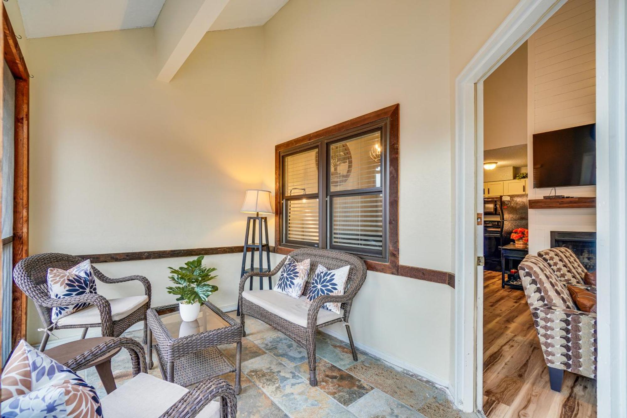 Downtown Gatlinburg Condo With Mountain-View Balcony ภายนอก รูปภาพ