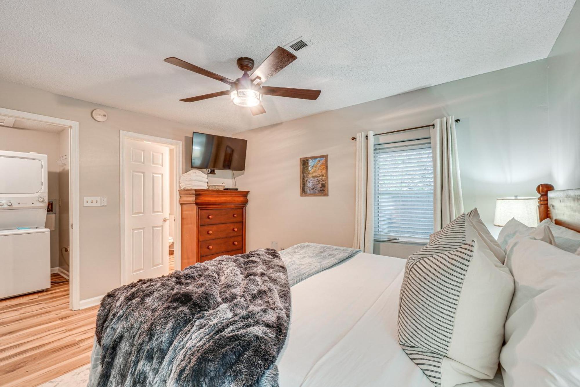 Downtown Gatlinburg Condo With Mountain-View Balcony ภายนอก รูปภาพ