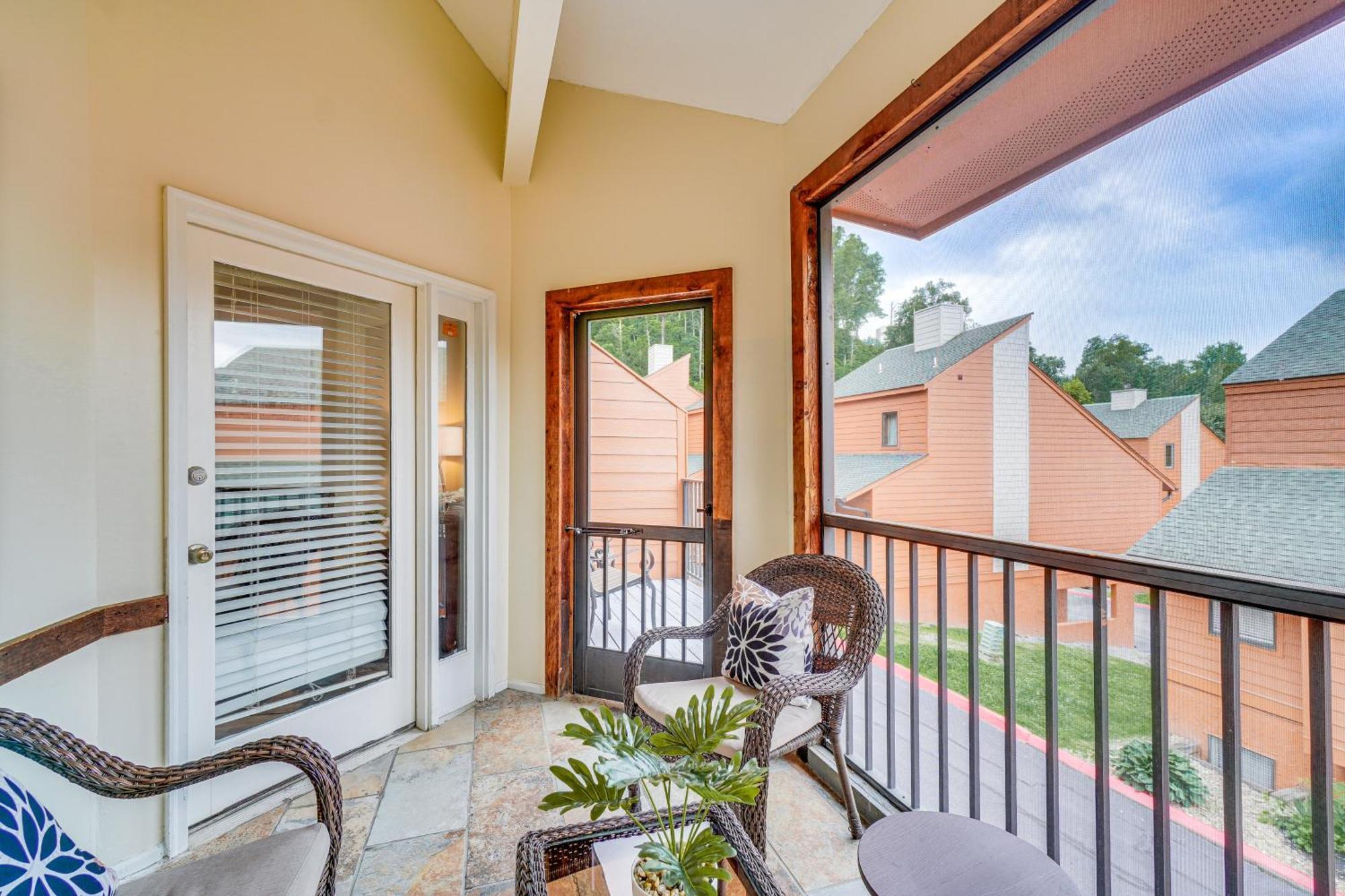 Downtown Gatlinburg Condo With Mountain-View Balcony ภายนอก รูปภาพ